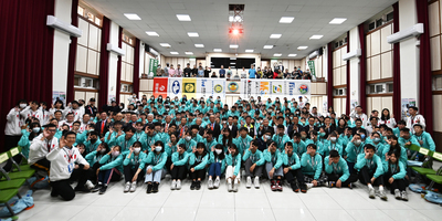 楊校長、與會貴賓、家長、學員及工作人員結業式合影