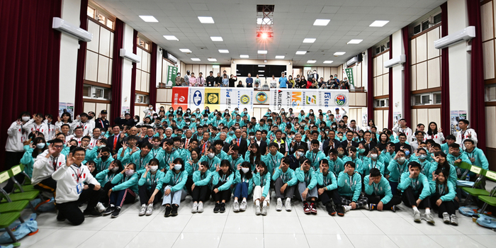 楊校長、與會貴賓、家長、學員及工作人員結業式合影